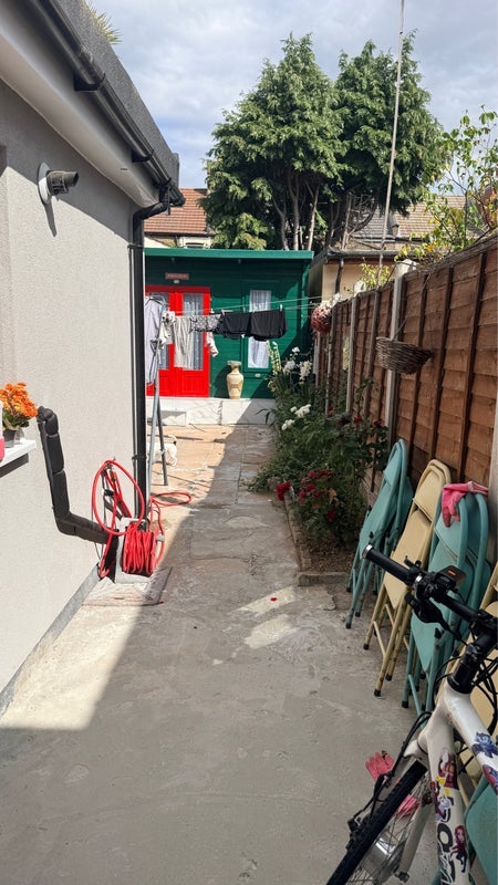 Room Coleridge Avenue in Greater London