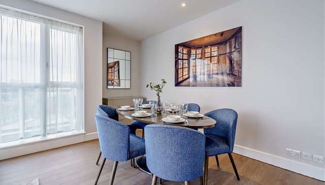 Flat Westferry Circus in Greater London