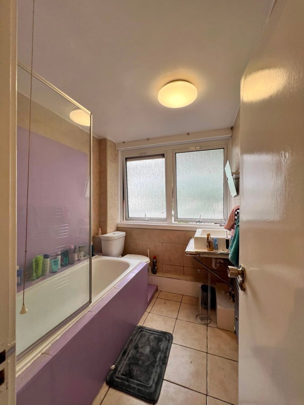 Room Prince of Wales Road in Greater London
