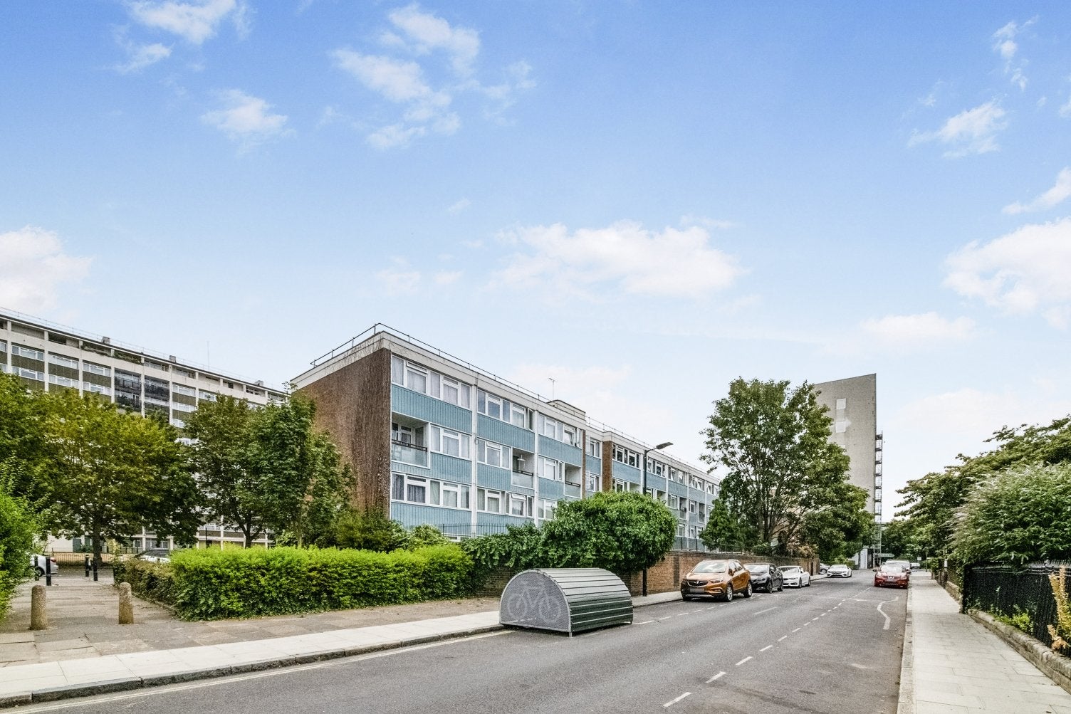Flat Redbridge Gardens in Greater London