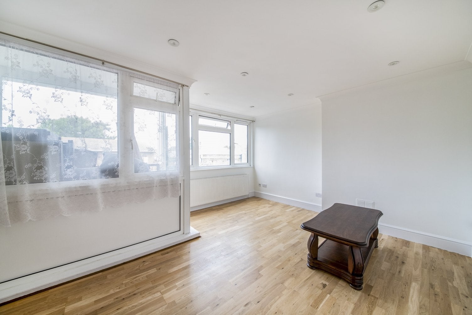 Flat Redbridge Gardens in Greater London