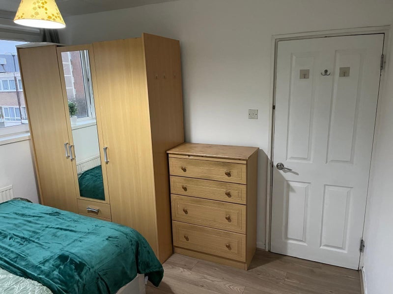 Room Southwater Close in Greater London
