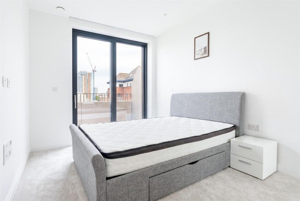 Flat Potters Road in Greater London