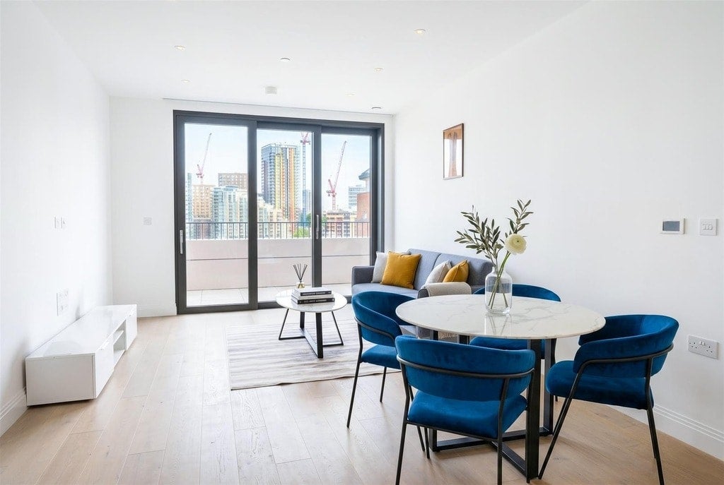 Flat Potters Road in Greater London