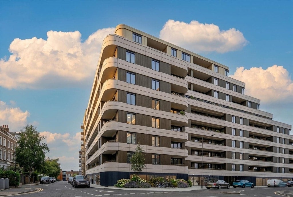Flat Potters Road in Greater London