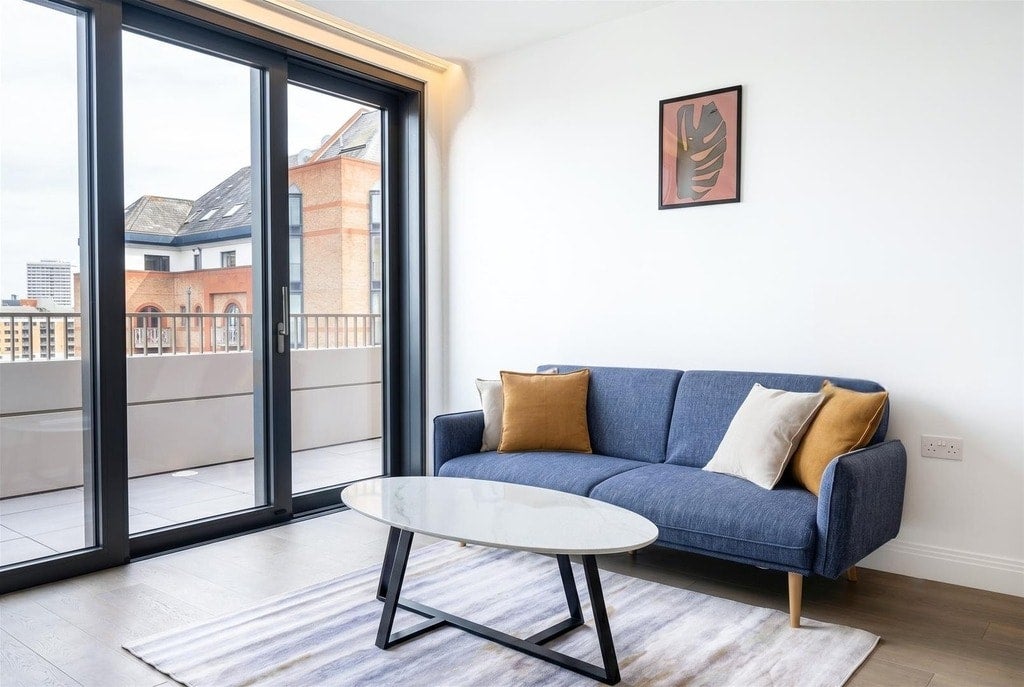 Flat Potters Road in Greater London