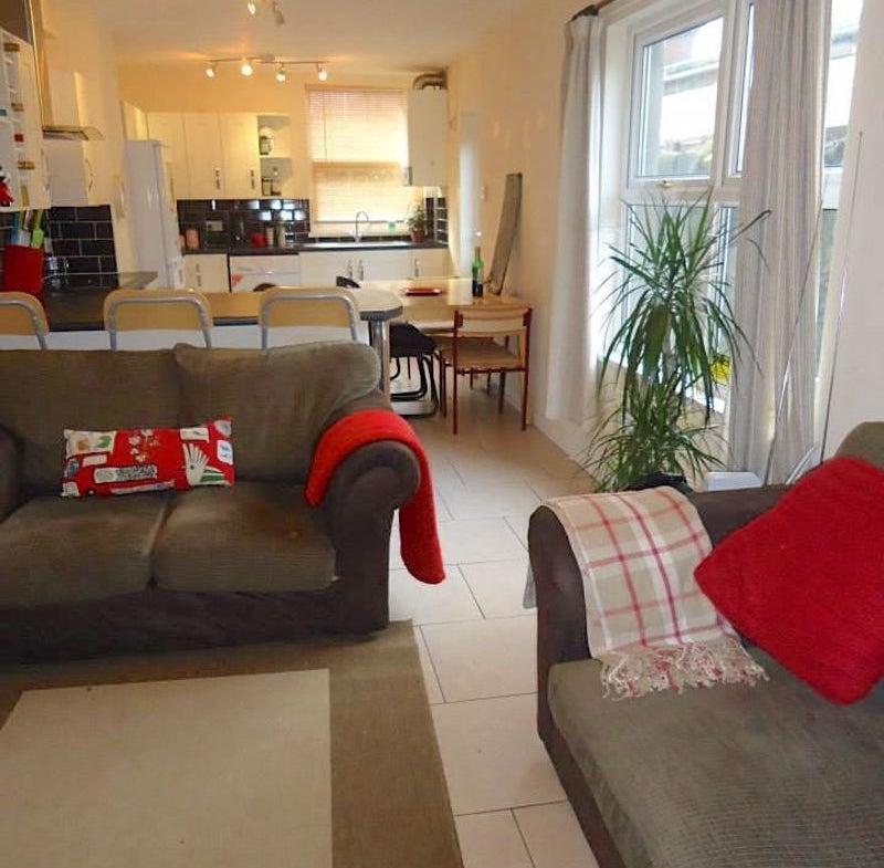 Flat Wellfield Place in Cardiff