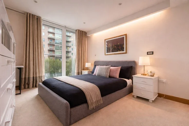 Flat Queenstown Road in Greater London