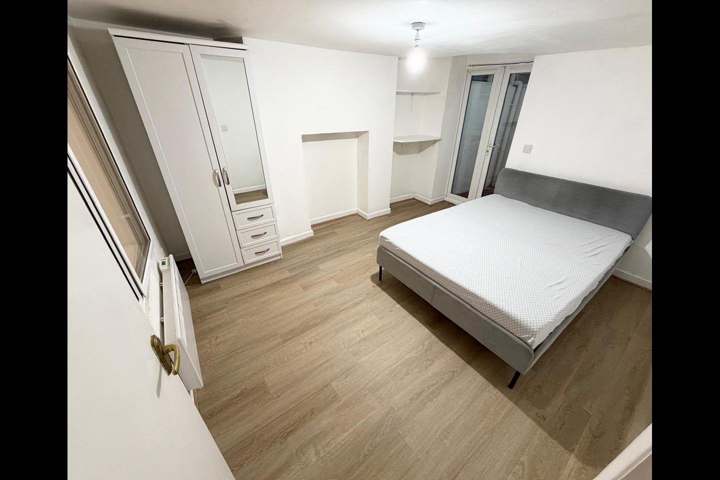 Flat Milkwood Road in Greater London