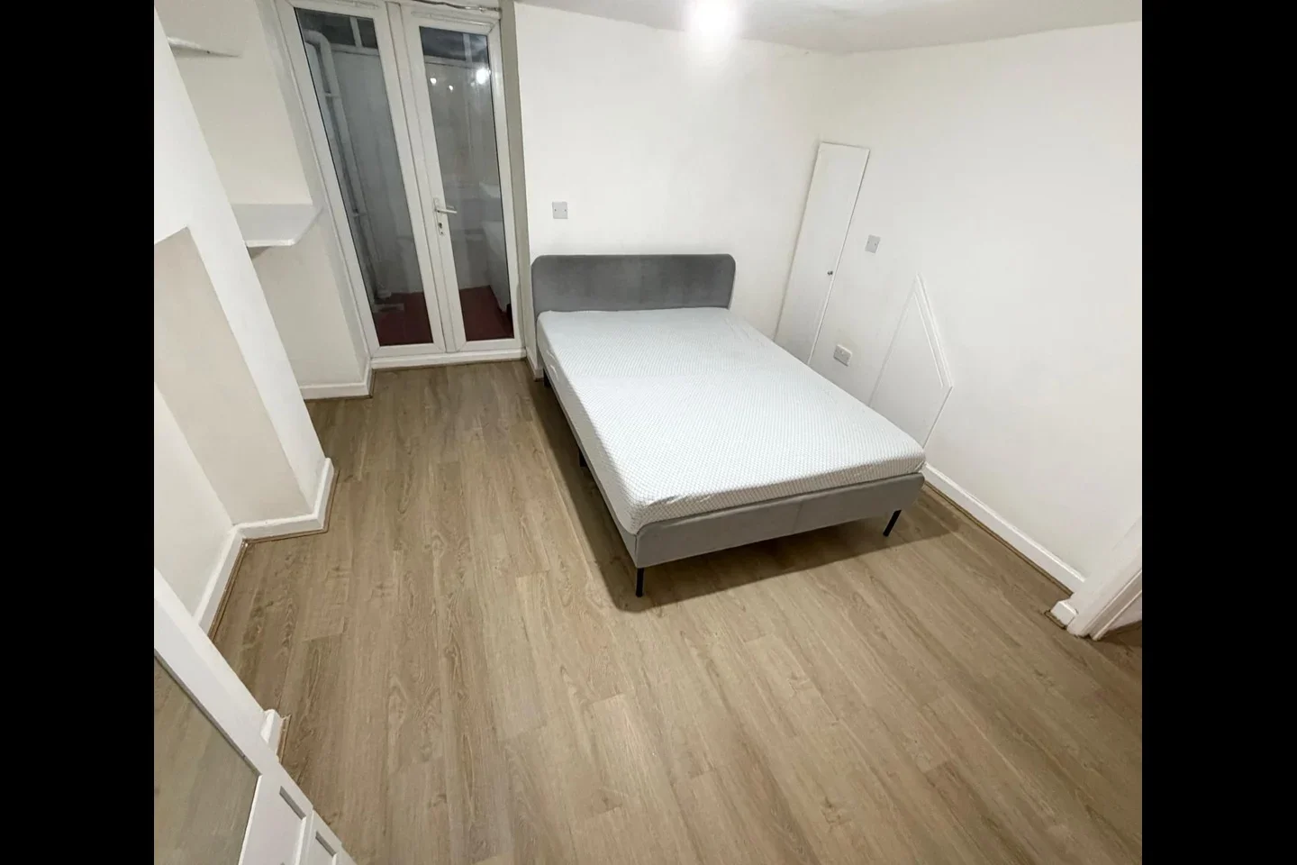 Flat Milkwood Road in Greater London