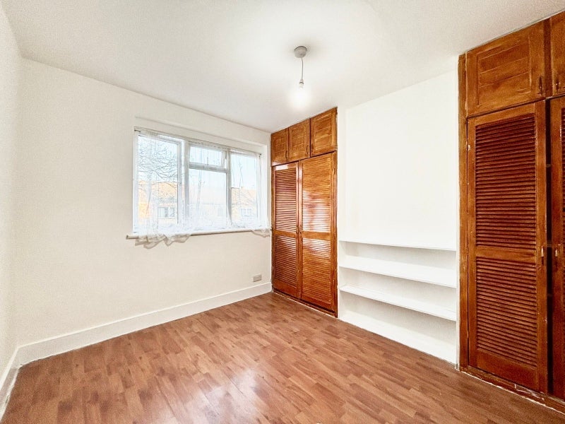 House Lawrence Avenue in Greater London