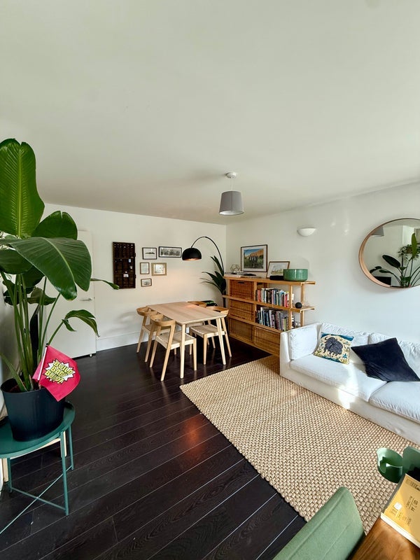 Flat Avenell Road in Greater London