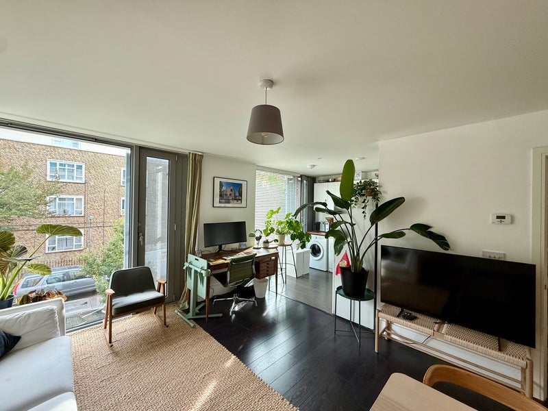 Flat Avenell Road in Greater London