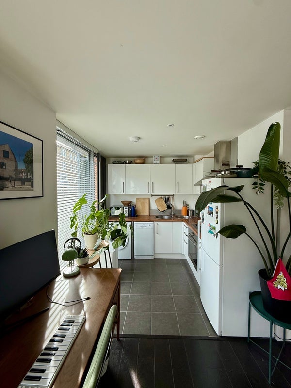 Flat Avenell Road in Greater London