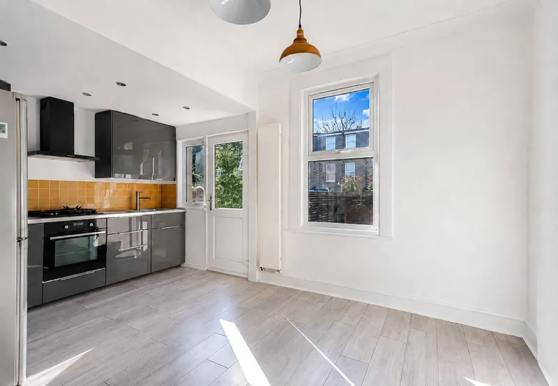 Flat Plumbers Row in Greater London