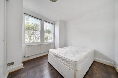 Flat Vant Road in Greater London