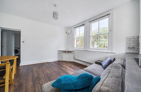 Flat Vant Road in Greater London