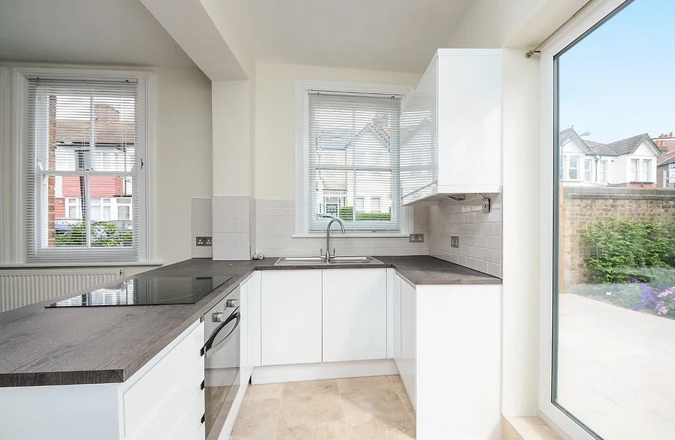 Flat Totterdown Street in Greater London