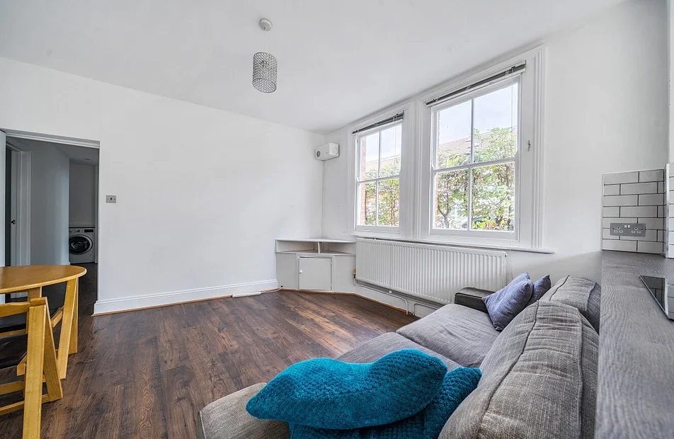 Flat Vant Road in Greater London
