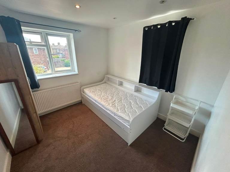 Flat Bryony Road in Greater London