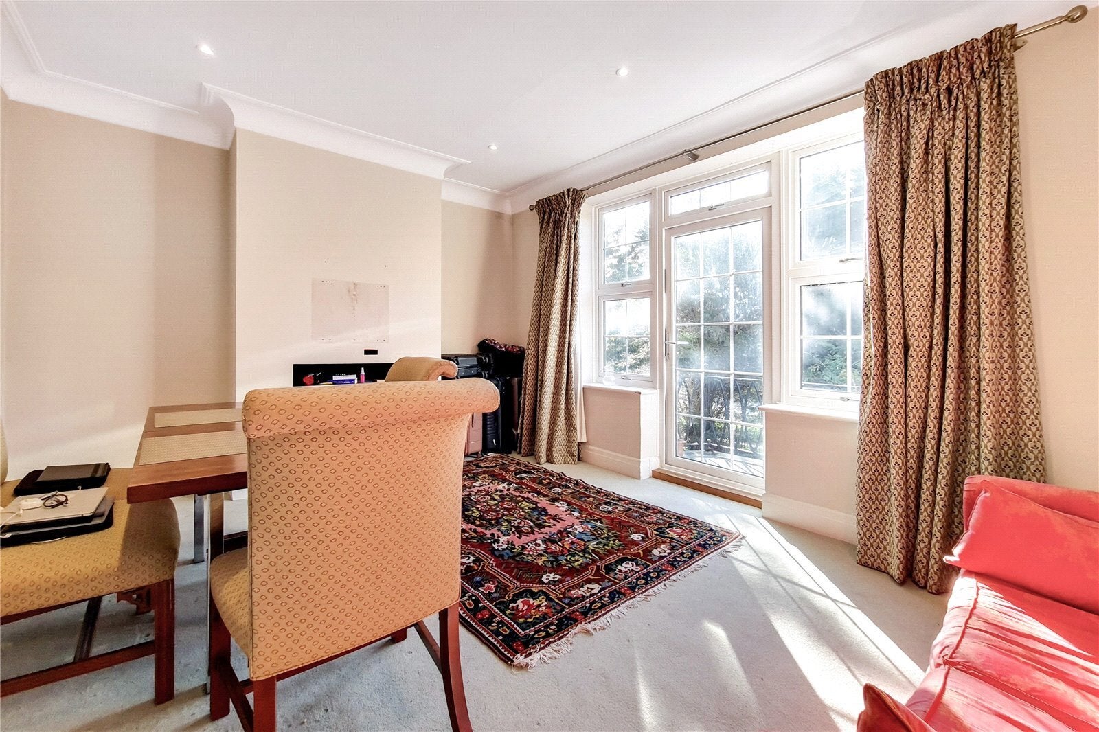 Flat Hendon Way in Greater London