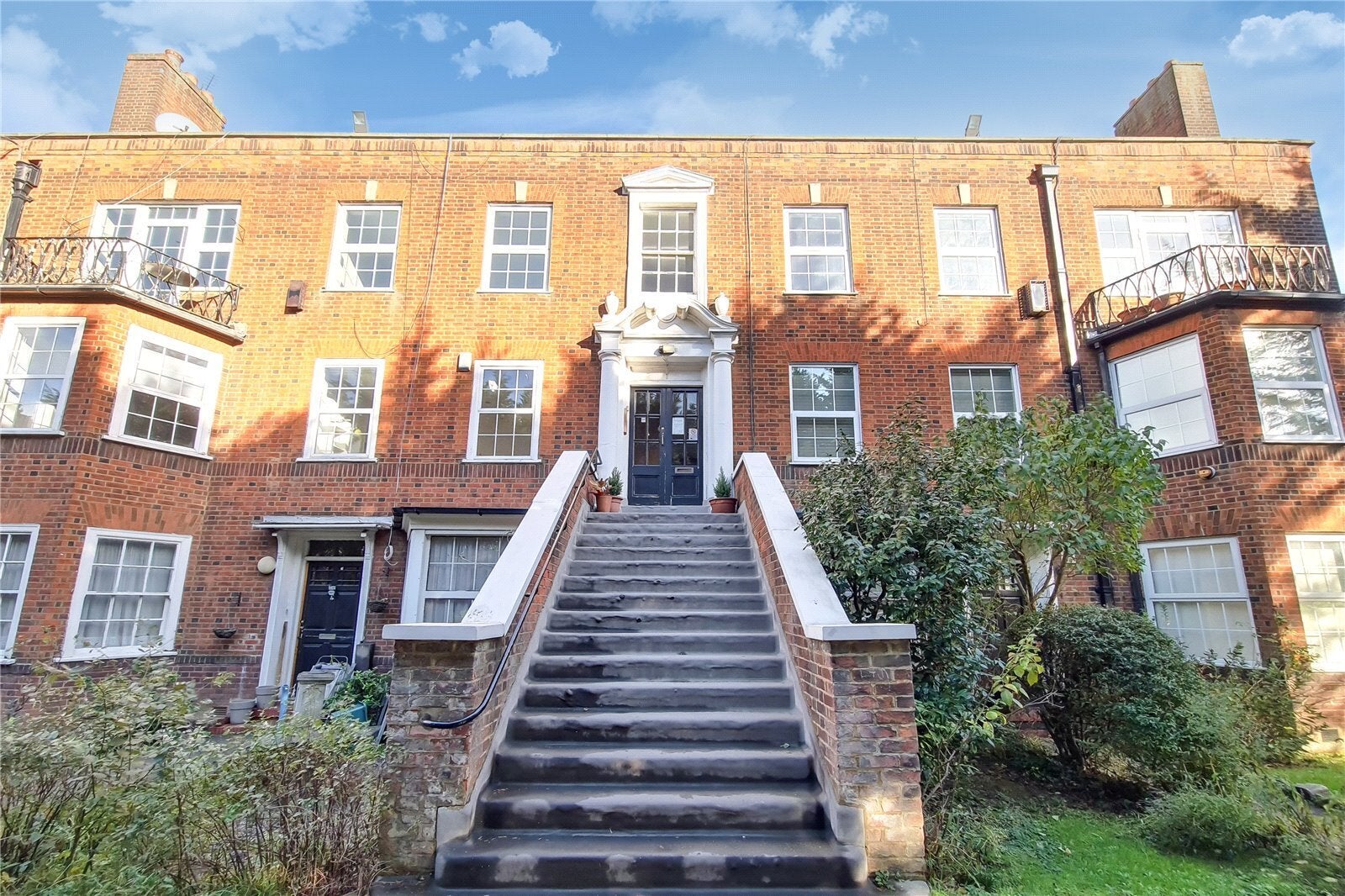 Flat Hendon Way in Greater London