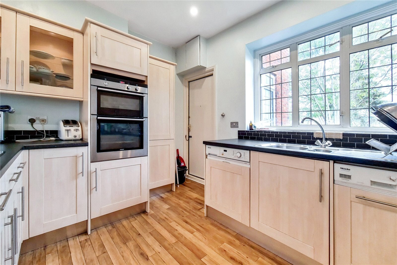 Flat Hendon Way in Greater London