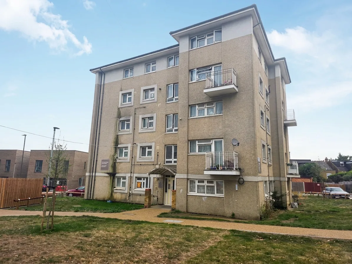 Flat Eaton Road in Greater London