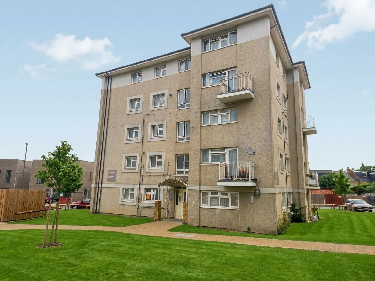 Flat Eaton Road in Greater London