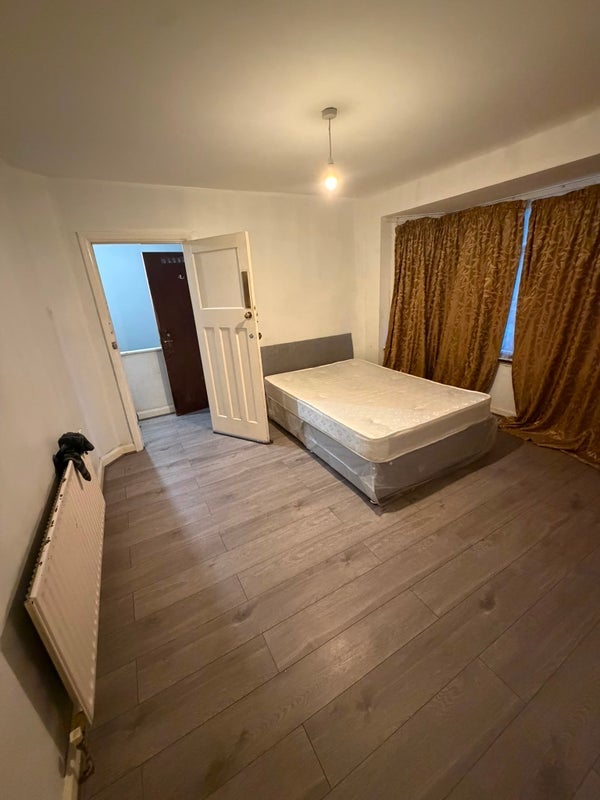 Room Runley Road in Luton