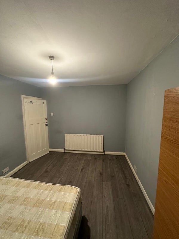 Room Runley Road in Luton
