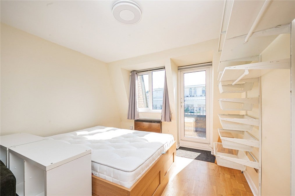 Flat Durnsford Road in Greater London