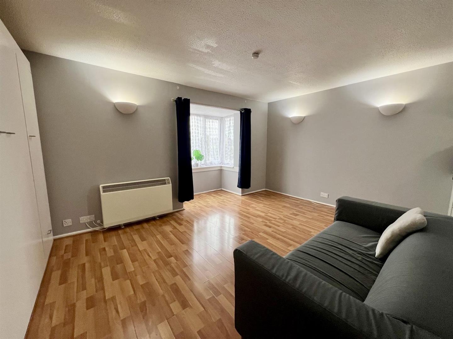 Flat Davies Close in Greater London