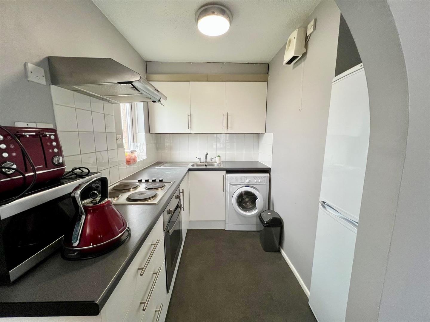 Flat Davies Close in Greater London