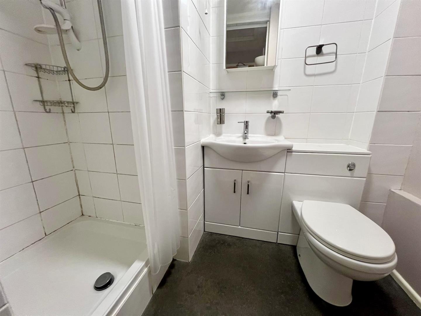 Flat Davies Close in Greater London