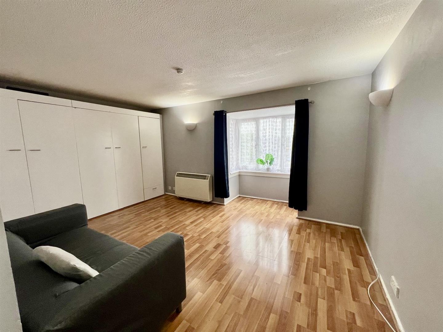 Flat Davies Close in Greater London