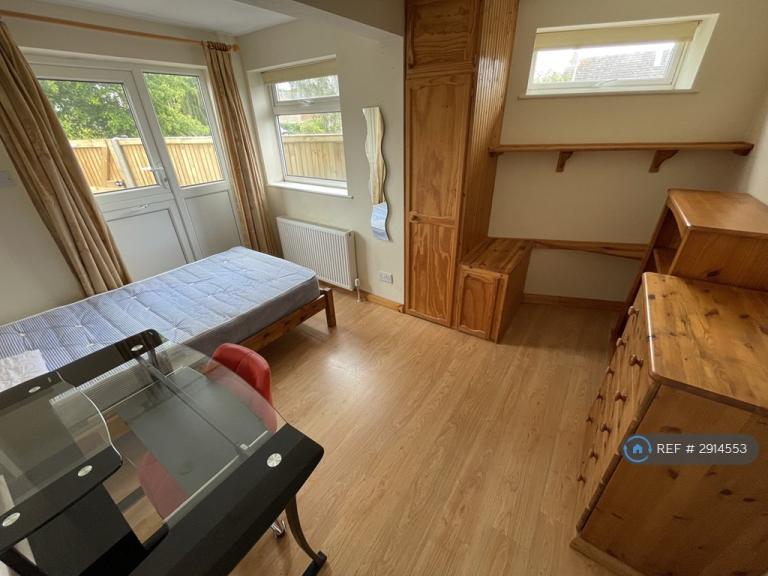 Room Bramshaw Road in Canterbury