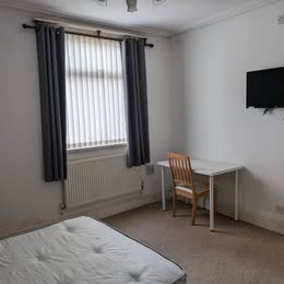 Room Ellys Road in Coventry