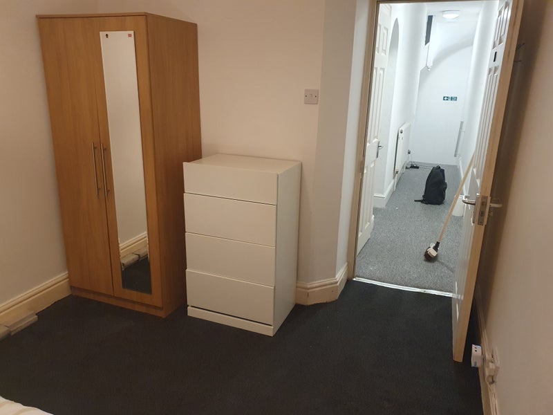 Room Ellys Road in Coventry
