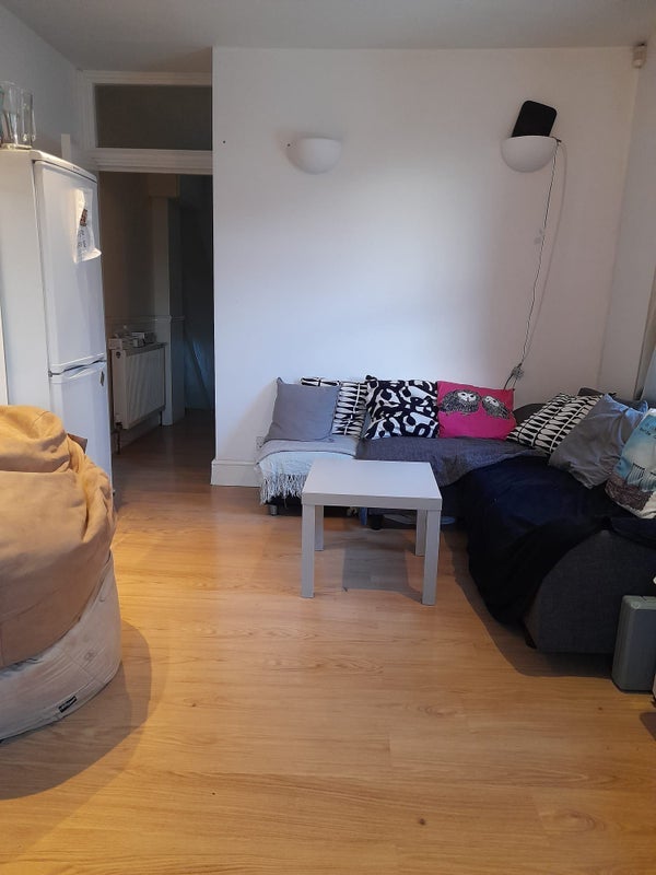 Room Effra Road in Greater London