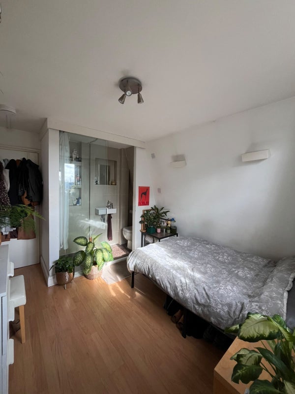Room Effra Road in Greater London