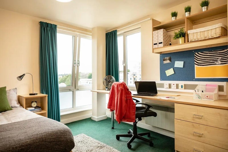 Room Burley Road in Leeds