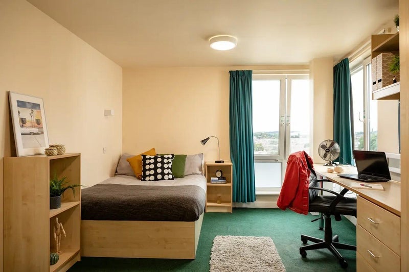Room Burley Road in Leeds