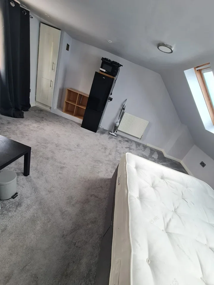 Room Seymer Road in Greater London