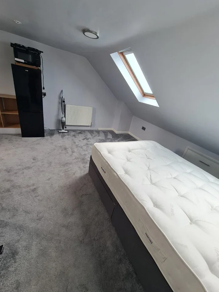 Room Seymer Road in Greater London