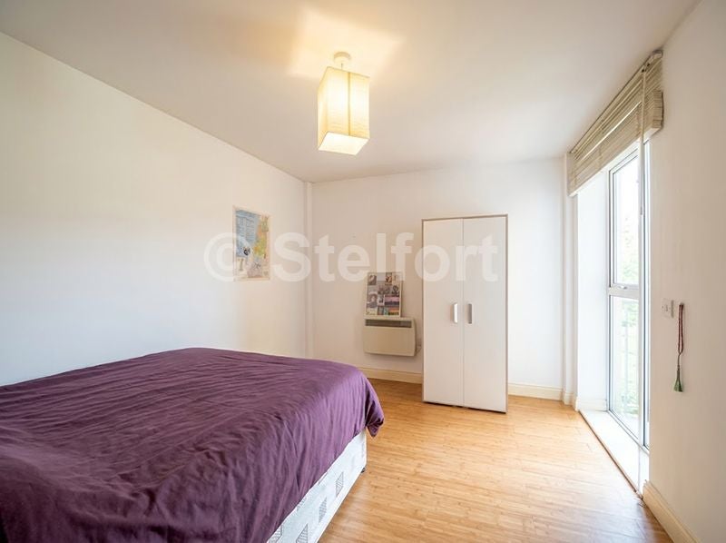 Flat Grunwick Close in Greater London
