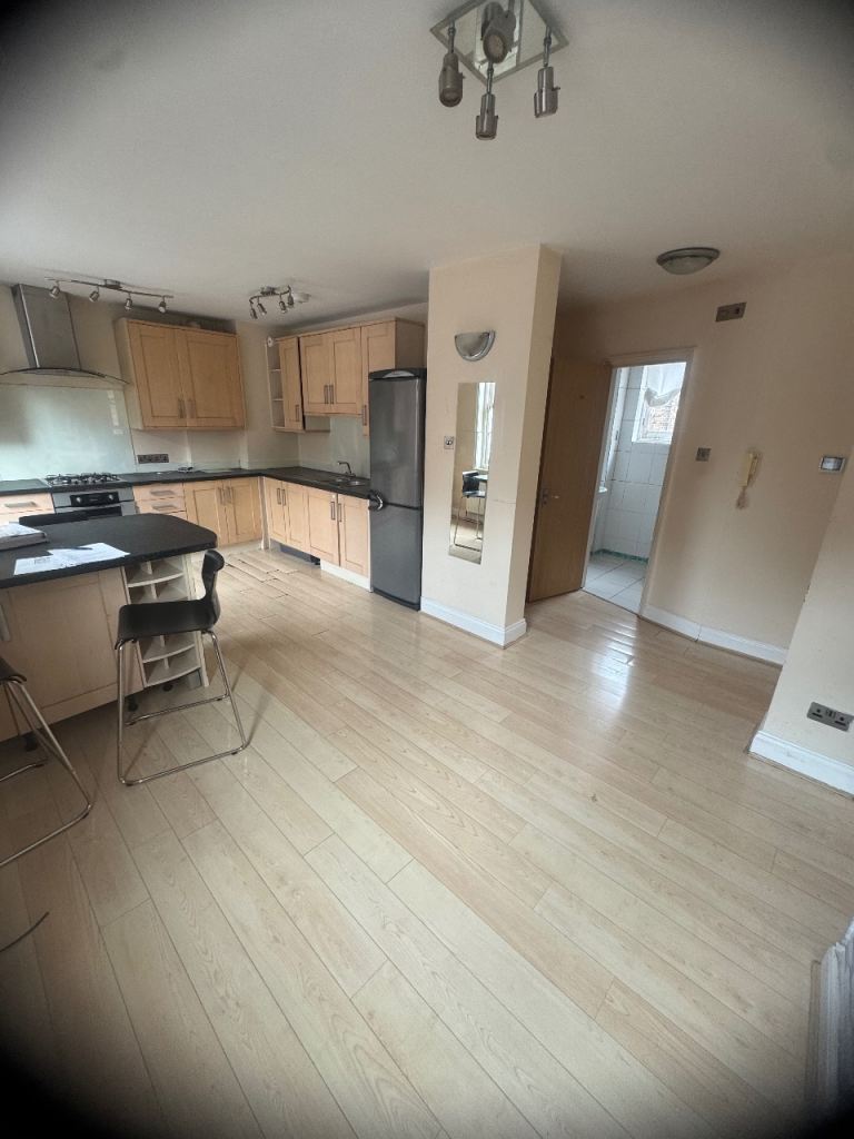 Flat Broomhill Road in Greater London