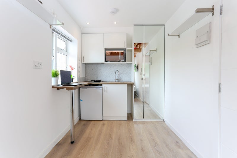Room Old Oak Common Lane in Greater London