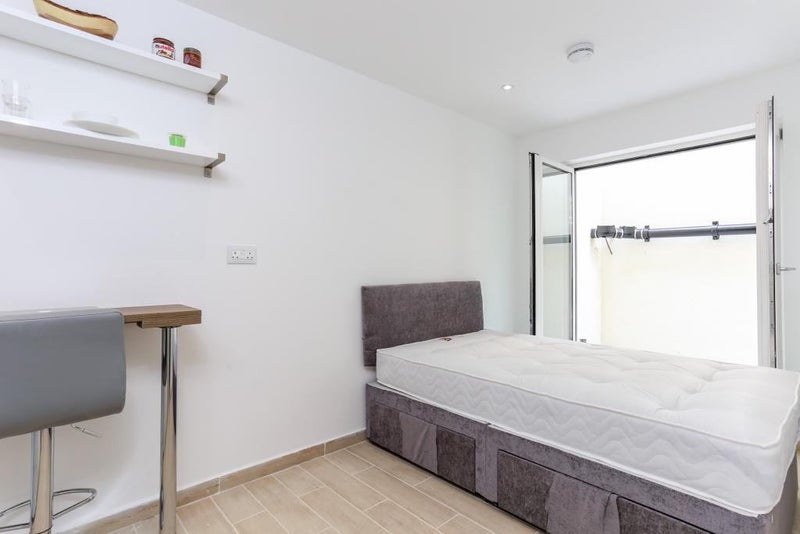 Room Old Oak Common Lane in Greater London