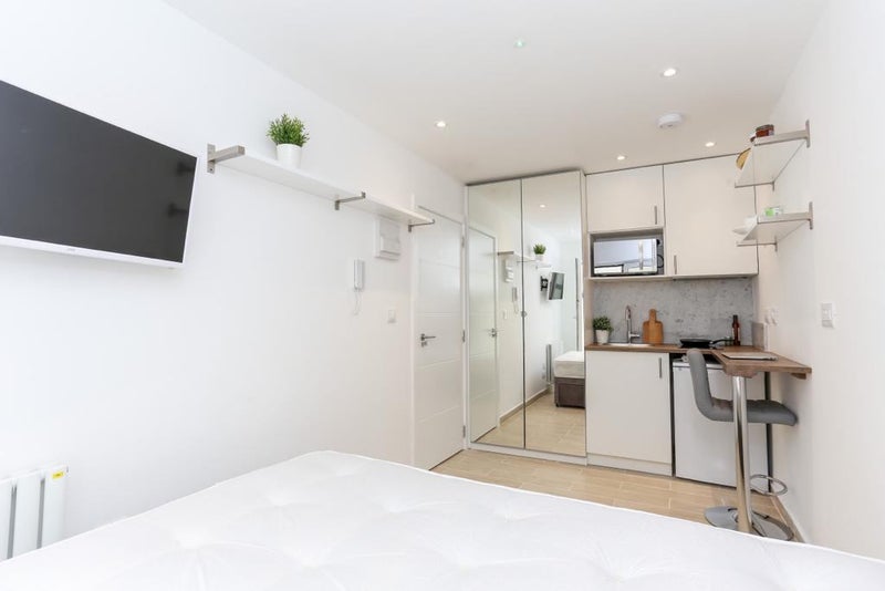 Room Old Oak Common Lane in Greater London